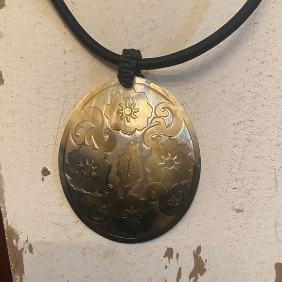 Shell Necklace - Picture 3 of 6